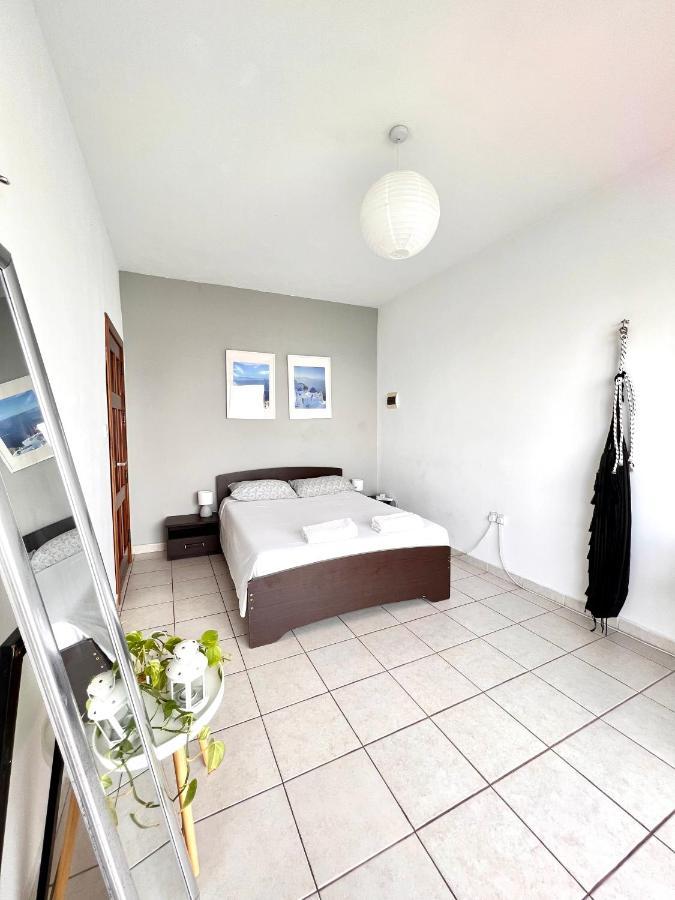 F8 1 Seaview Room, Living And Bathroom Shared , Stjulians Saint Julian's Εξωτερικό φωτογραφία