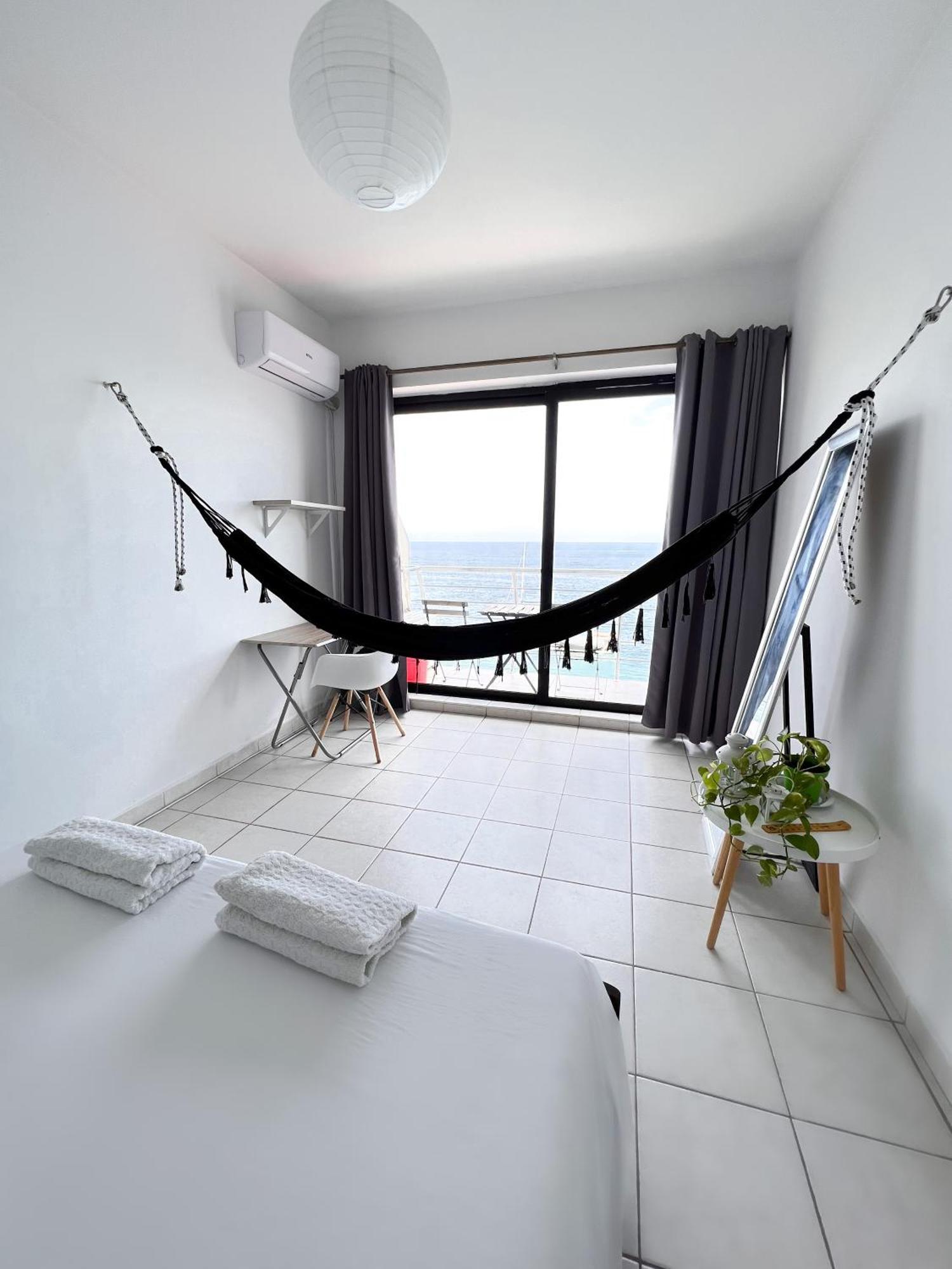 F8 1 Seaview Room, Living And Bathroom Shared , Stjulians Saint Julian's Εξωτερικό φωτογραφία